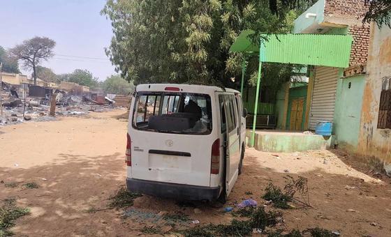 عربة محطمة في مدينة الجنينة بولاية غرب دارفور من جراء الأحداث التي شهدتها المدينة في 27 نيسان/أبريل 2023 في سياق القتال الدائر في السودان.