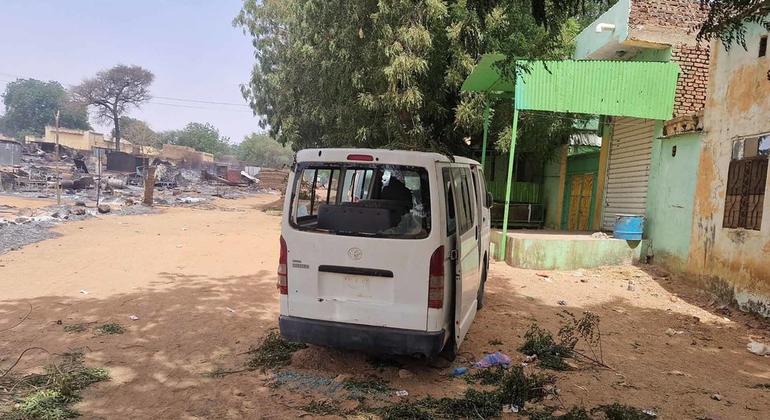 عربة محطمة في مدينة الجنينة بولاية غرب دارفور من جراء الأحداث التي شهدتها المدينة في 27 نيسان/أبريل 2023 في سياق القتال الدائر في السودان.