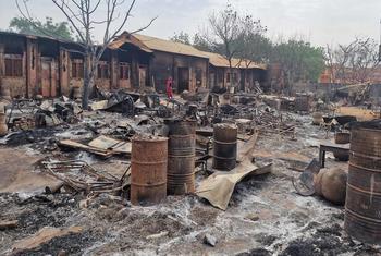 مغربی ڈارفر کے شہر ال جنینا میں وہ سکول جہاں لوگ پناہ لیے ہوئے تھے کو آگ لاگ دی گئی تھی (فائل فوٹو)۔