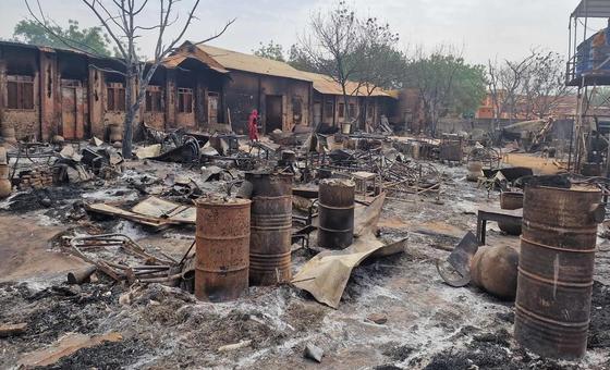 حرق مركز إيواء النازحين في مدرسة الإمام الكاظم بمدينة الجنينة بولاية غرب دارفور، في 27 نيسان/أبريل 2023 في سياق القتال الدائر في السودان.