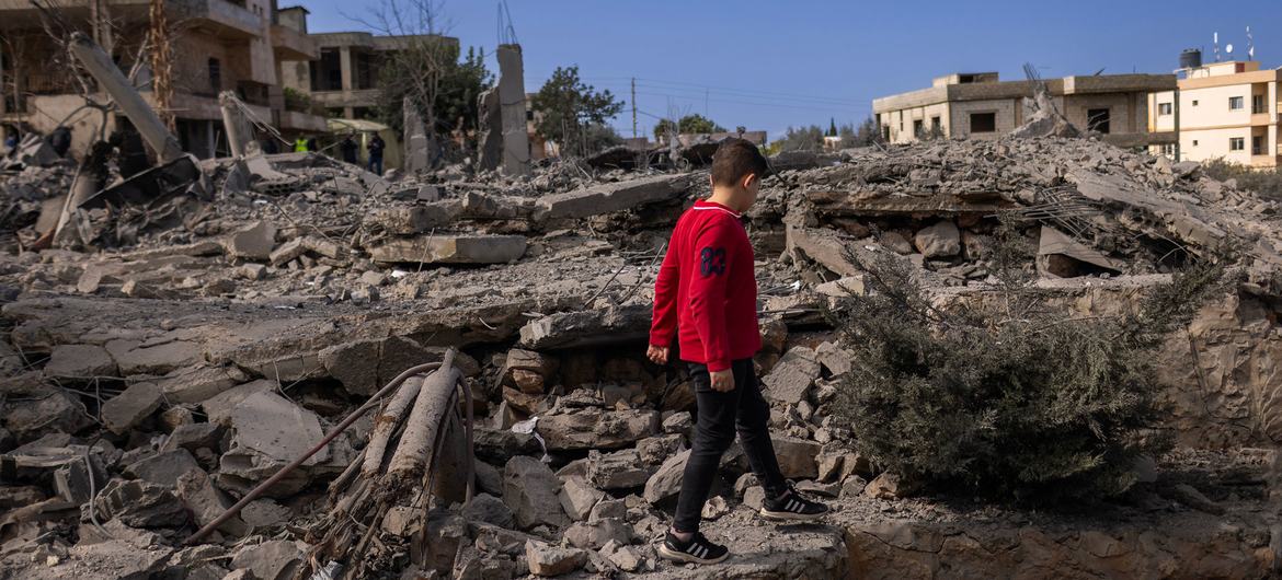 طفل يمشي بين أنقاض منزل دمرته غارة جوية إسرائيلية في جنوب لبنان.
