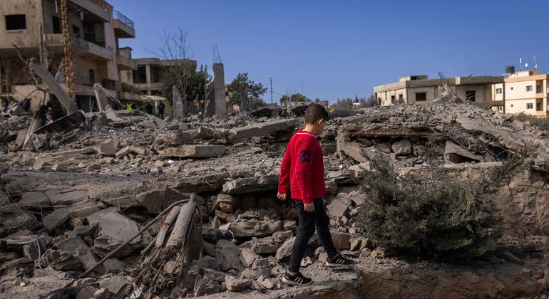 Ребенок у разрушенного дома на юге Ливана.