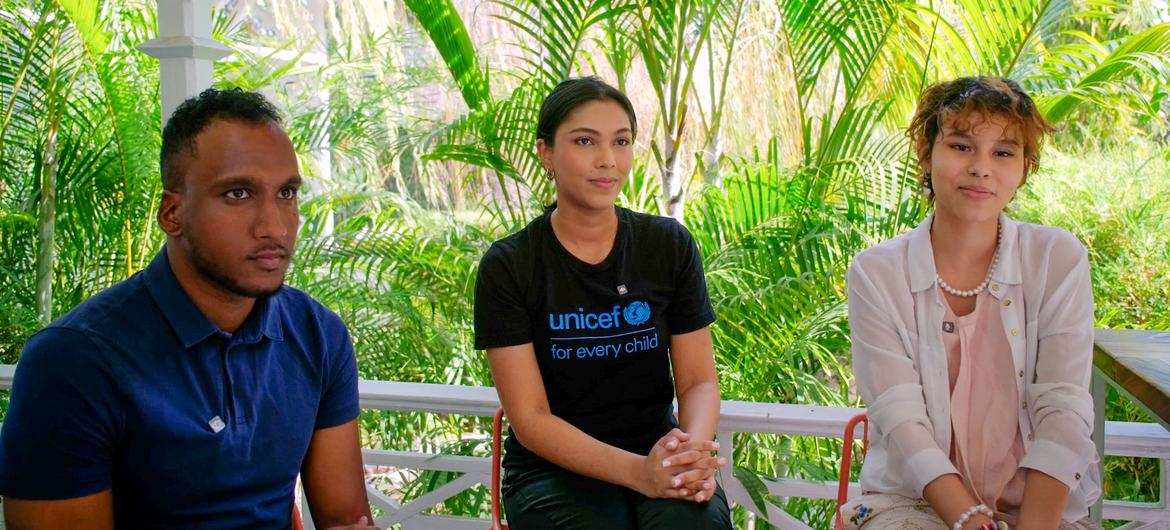 Joshua Prentice (izquierda), Priyanka Lalla (centro) y Zaafia Alexander son activistas climáticos trinitenses.
