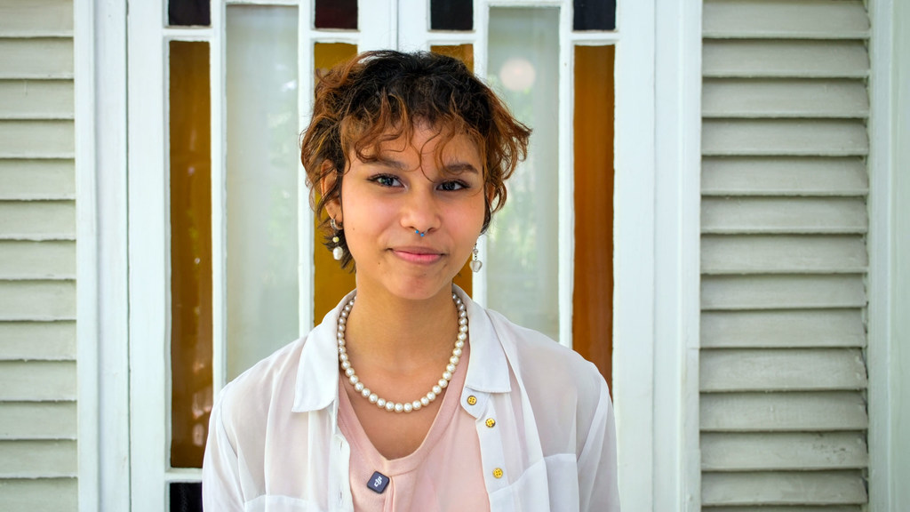 En el retrato aparece Zaafia Alexander, una adolescente trinitense activista climática, luciendo un collar de perlas y una camisa blanca.