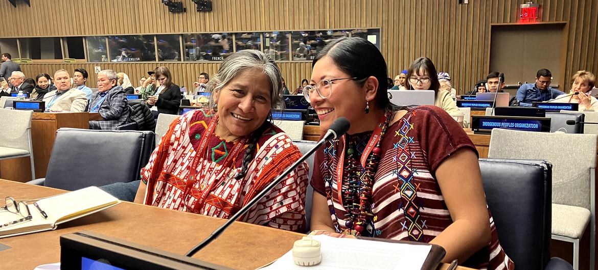 Juana Sales Morales y Alejandra García Ramírez, dos lideresas indígenas de Guatemala, durante el Foro Permanente de las Naciones Unidas para las Cuestiones Indígenas 2024.