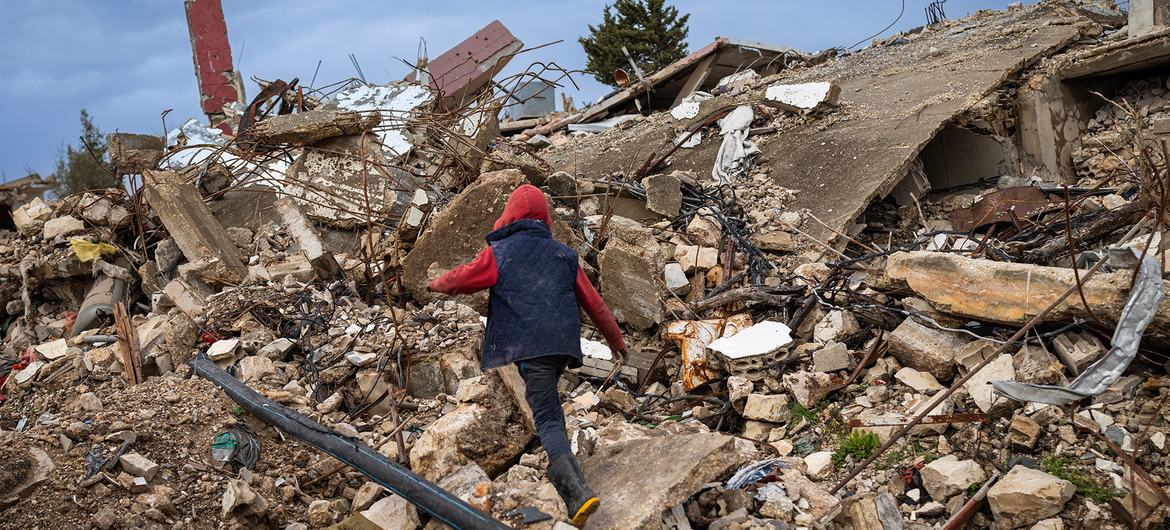 Um menino caminha pelas ruínas de Ayta al-Shaab, no Líbano