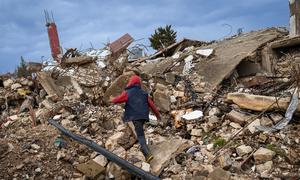 Un niño camina entre las ruinas de Ayta al-Shaab, en Líbano.
