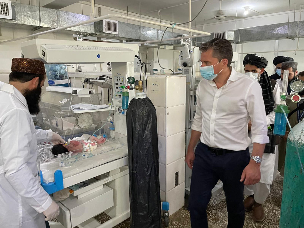 El máximo responsable de la ayuda humanitaria de la ONU, Tom Fletcher, visita un hospital en Kandahar, Afganistán.