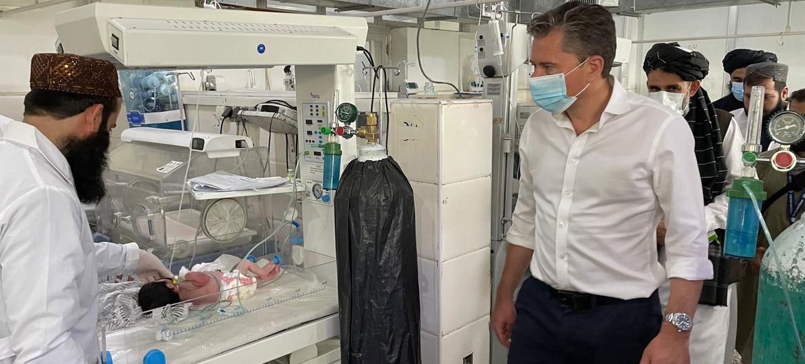 The UN relief chief Tom Fletcher, visits a hospital in Kandahar, Afghanistan.
