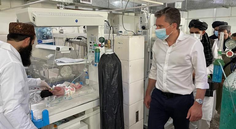 El máximo responsable de la ayuda humanitaria de la ONU, Tom Fletcher, visita un hospital en Kandahar, Afganistán.