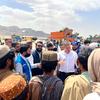توم فليتشر، منسق الإغاثة الأمم المتحدة في حالات الطوارئ، يلتقي الناس في قندوز، أفغانستان.