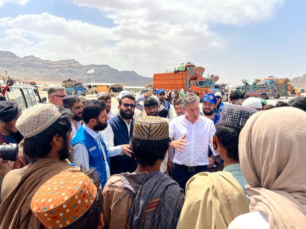 Mkuu wa OCHA UN , Tom Fletcher, akizungumza na maafisa wa eneo hilo na familia zilizorejea katika mkutano huko Kandahar, Afghanistan.