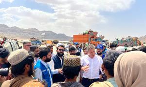 Tom Fletcher, Coordinador de Asuntos Humanitarios y Ayuda de Emergencia de la ONU, se reúne con la población de Kunduz (Afganistán).