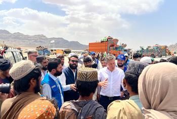 Tom Fletcher, Coordinador de Asuntos Humanitarios y Ayuda de Emergencia de la ONU, se reúne con la población de Kunduz (Afganistán).