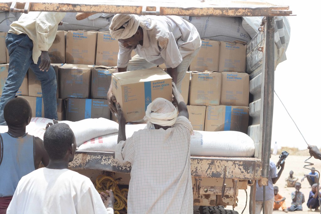 Msaada wa chakula WFP unapakuliwa huko Tawila, Jimbo la Kaskazini mwa Darfur, Sudan, ambapo watu 303,000 waliokimbia makazi yao wamewasili.