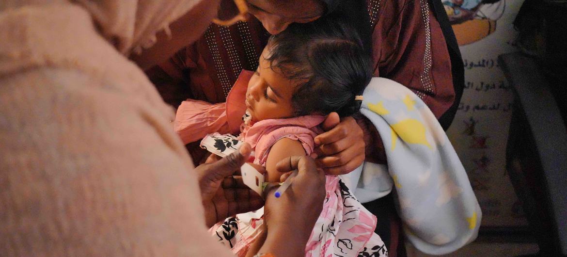 Un enfant testé pour la malnutrition à Khartoum, la capitale du Soudan