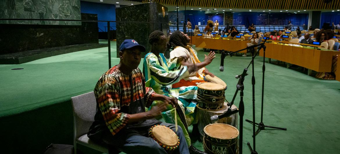 موسيقيون يؤدون عروضا في افتتاح الدورة الثانية للمنتدى الدائم المعني بالمنحدرين من أصل أفريقي.