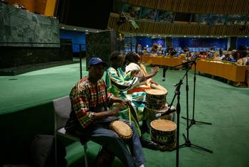 موسيقيون يؤدون عروضا في افتتاح الدورة الثانية للمنتدى الدائم المعني بالمنحدرين من أصل أفريقي في وقت سابق من هذا العام.