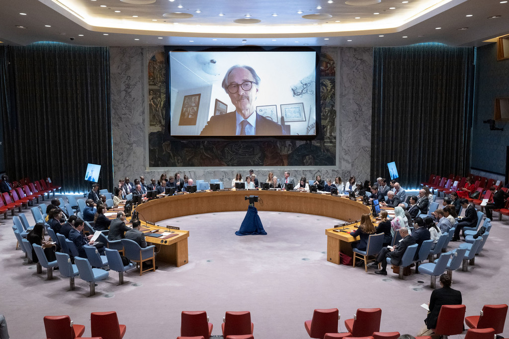 Geir Pedersen (à l'écran), Envoyé spécial du Secrétaire général pour la Syrie, informe les membres du Conseil de sécurité de l'ONU de la situation en Syrie.