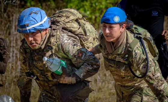 Suboficial Marcela Martínez como instructora en un entrenamiento en CAECOPAZ.