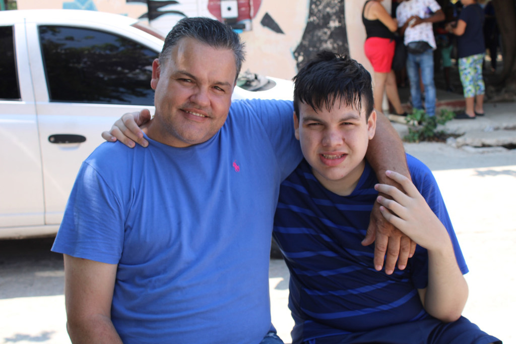 Cristian (izquierda) y su hijo fueron algunos de los participantes en el taller para promover la educación inclusiva.