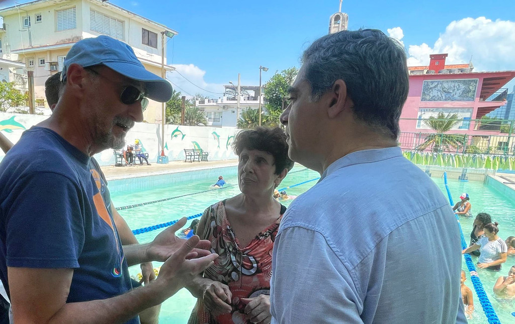 El coordinador residente de la ONU en Cuba, Francisco Pichón (derecha), participa junto a profesores, alumnos y familiares en entrenamiento de niños con autismo. 