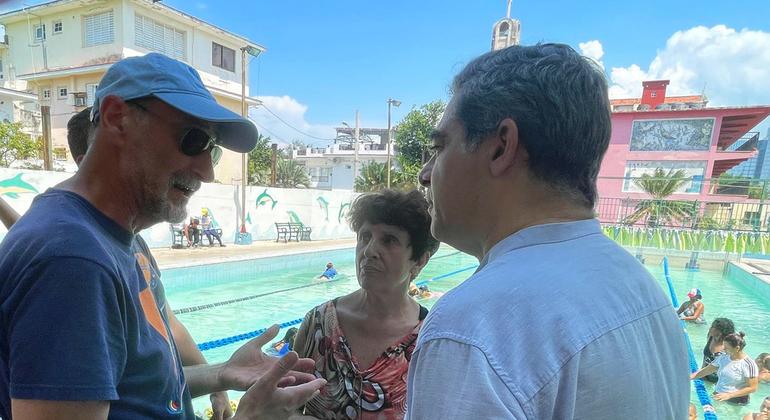 El Coordinador Residente de la ONU en Cuba, Francisco Pichón (derecha), presenció las sesiones de formación en una escuela de La Habana, con la participación de profesores italianos del proyecto Filípide.