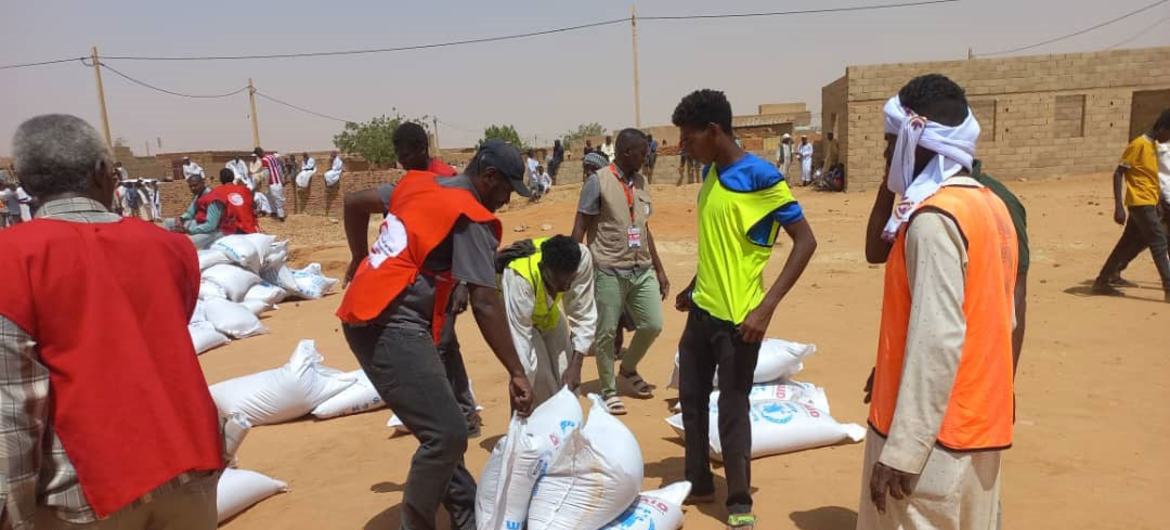 सूडान की राजधानी ख़ारतूम के युद्धग्रस्त इलाक़ों में, यूएन एजेंसियों द्वारा खाद्य सहायता वितरण.
