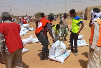 La nourriture est distribuée à Omdurman, près de la capitale soudanaise, Khartoum.
