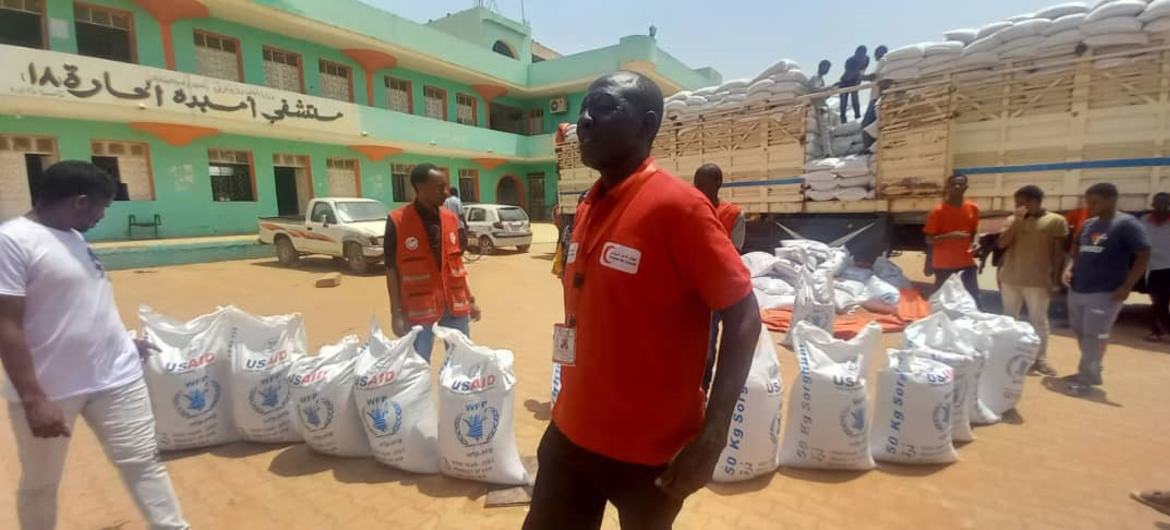 Some 10,000 people are due to receive food aid in a first distribution in Omdurman, Sudan. 