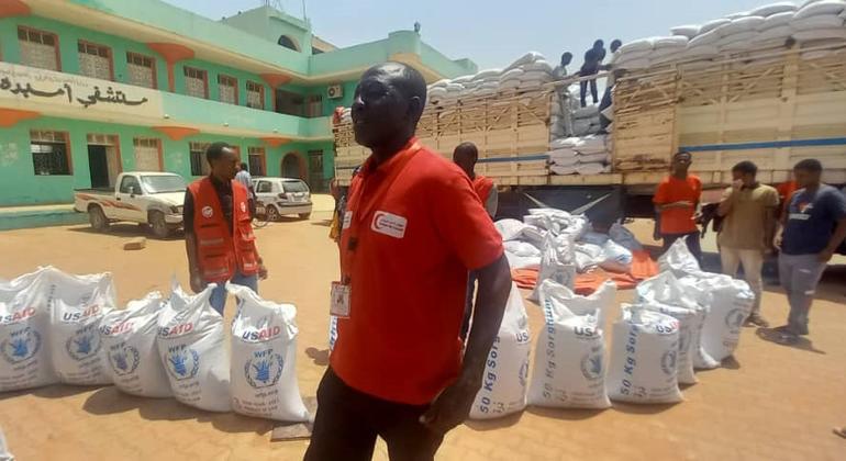 सूडान की राजधानी ख़ारतूम के युद्धग्रस्त इलाक़ों में खाद्य सहायता सामग्री का वितरण.