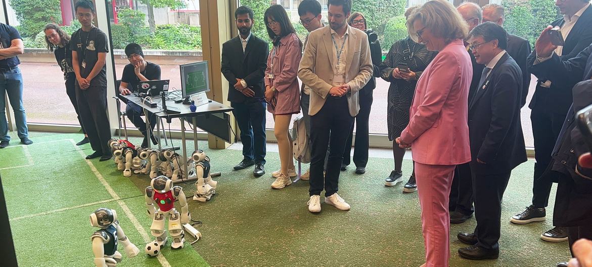 国际电联秘书长多琳·博格丹-马丁在2024年人工智能全球峰会上受到机器人足球运动员的欢迎.
