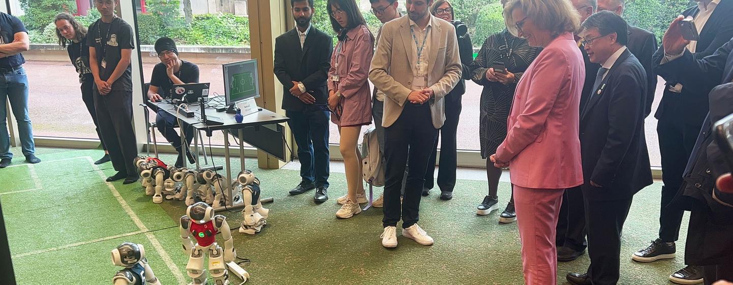 La Secrétaire générale de l'UIT, Doreen Bogdan-Martin, accueillie par des robots footballeurs lors du Sommet mondial 2024 de l'IA pour le bien, à Genève.