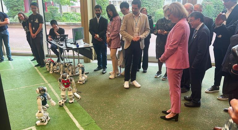 La Secrétaire générale de l'UIT, Doreen Bogdan-Martin, accueillie par des robots footballeurs lors du Sommet mondial 2024 de l'IA pour le bien, à Genève.