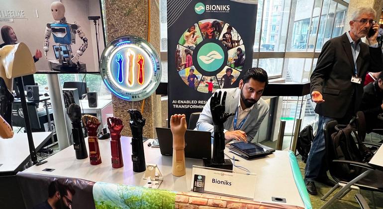 来自巴基斯坦的Bioniks初创公司在国际电联2024年年度人工智能全球峰会上展示了大脑控制的仿生肢体