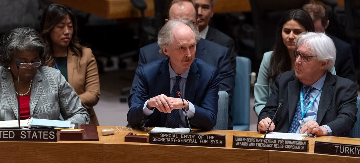 Geir Pedersen (au centre), Envoyé spécial du Secrétaire général pour la Syrie, rend compte à la réunion du Conseil de sécurité de la situation en Syrie.