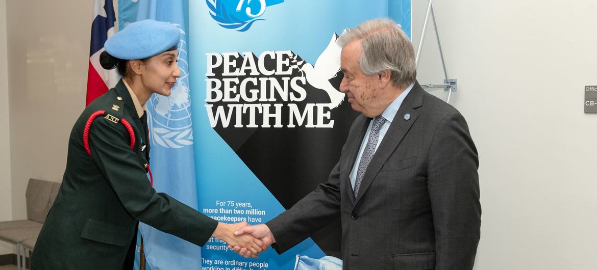 El Secretario General António Guterres (derecha) con la Mayor Radhika Sen, ganadora del Premio de la ONU a la Defensa de la Igualdad Género para el Personal Militar, edición 2023.