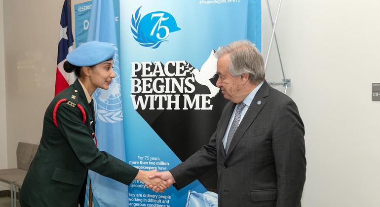 秘书长安东尼奥·古特雷斯（右）与2023年联合国年度军事性别倡导者奖获得者拉迪卡·森少校在一起。