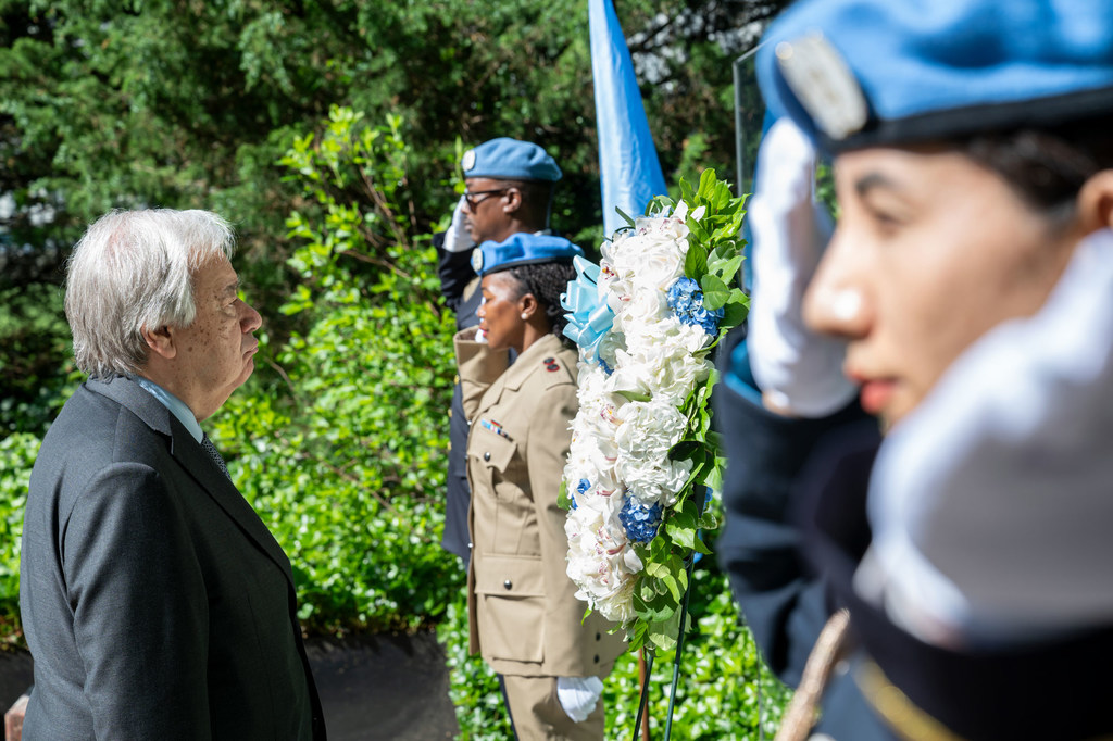 El secretario general de la ONU, António Guterres, asiste a una ceremonia de colocación de ofrendas florales en el Monumento a las Fuerzas de Mantenimiento de la Paz en la sede de las ONU .