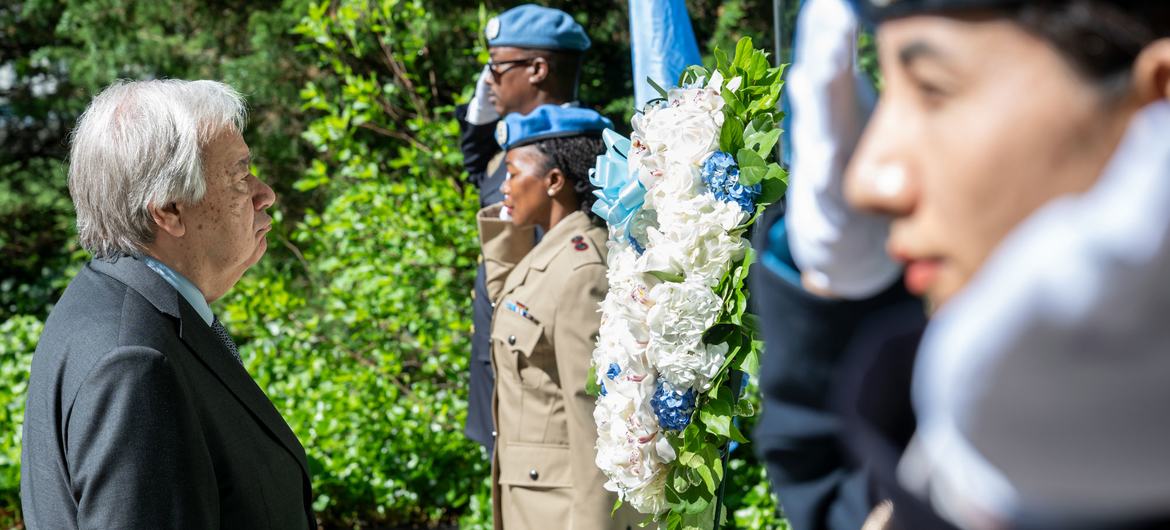 الأمين العام أنطونيو غوتيريش إكليلا من الزهور على نصب تذكاري تكريما لأرواح حفظة السلام الذين لقوا حتفهم أثناء تأدية واجبهم تحت راية الأمم المتحدة.