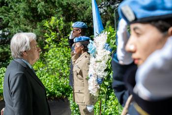 联合国秘书长安东尼奥·古特雷斯（左）在联合国总部维和纪念碑前参加纪念牺牲维和人员的敬献花圈仪式。