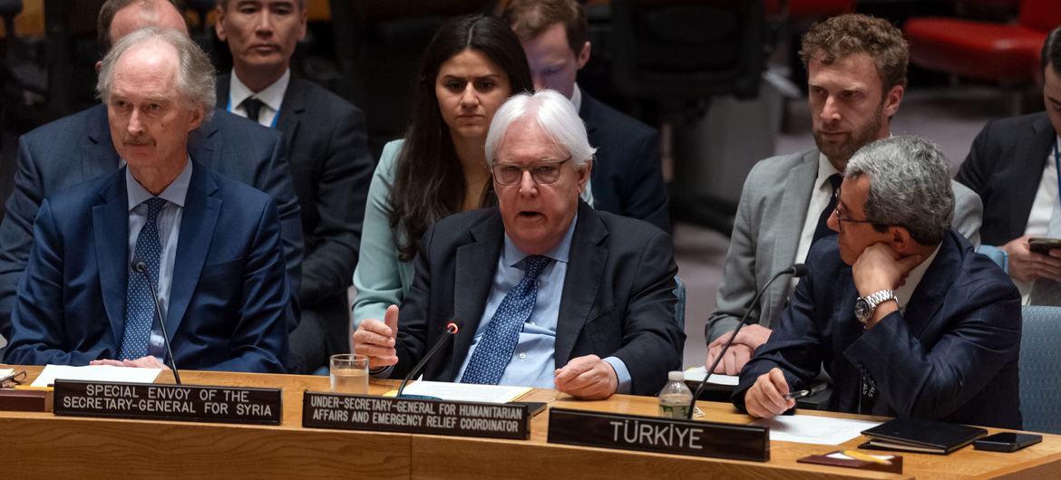 Martin Griffiths (au centre), Ccoordonnateur des secours d'urgence de l'ONU, informe la réunion du Conseil de sécurité de la situation en Syrie.