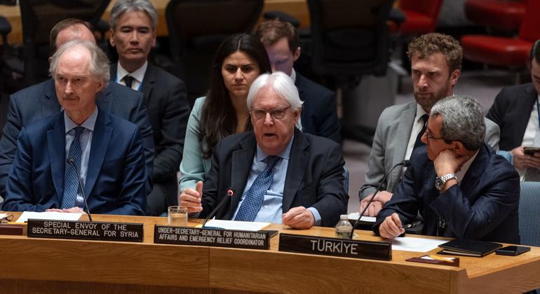 主管人道主义事务副秘书长兼紧急救济协调员马丁·格里菲思（中）向安理会会议通报了叙利亚局势。