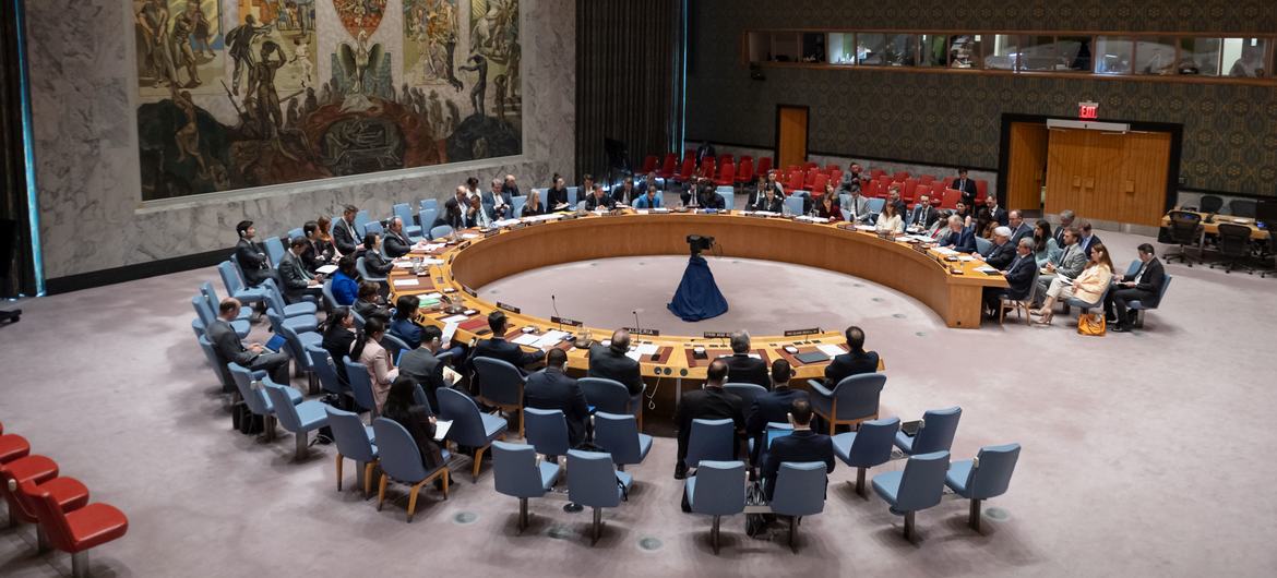 Panoramic view of the United Nations Security Council meeting room as members meet to discuss the situation in Syria.