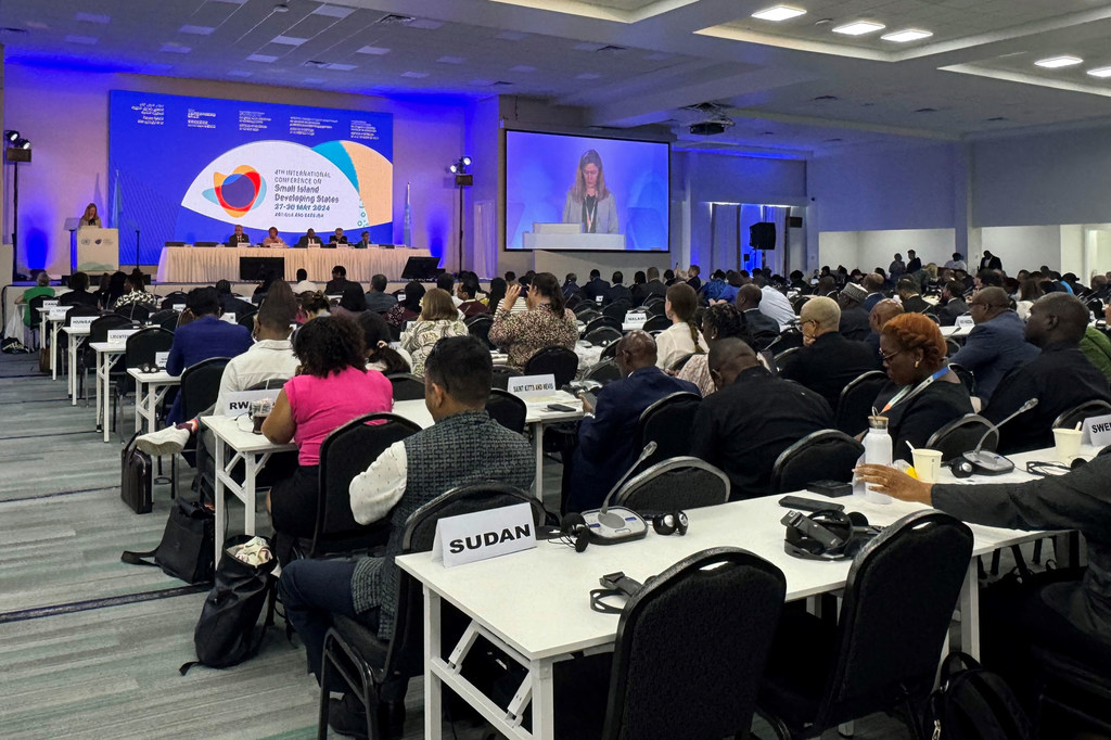جانب من فعاليات اليوم الختامي للمؤتمر الدولي الرابع المعني بالدول الجزرية الصغيرة في أنتيغوا وبربودا.