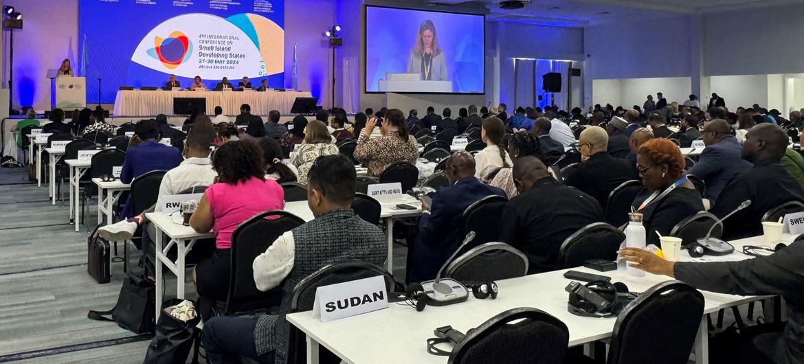 Wide view at the closing of the Fourth International Conference on Small Island States (SIDS4) in Antigua and Barbuda.