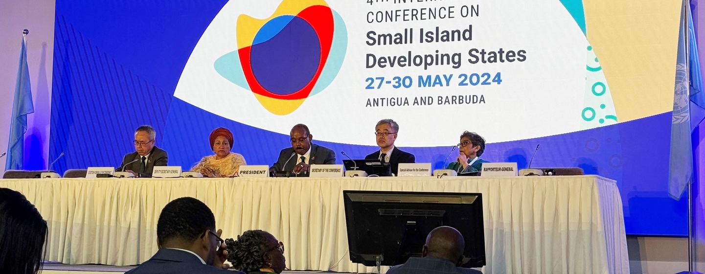 La Vice-Secrétaire générale de l'ONU Amina Mohammed (2e à gauche) lors de la clôture de la quatrième conférence internationale sur les petits États insulaires en développement (PEID4) à Antigua-et-Barbuda.