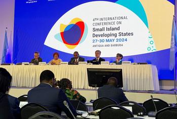 نائبة الأمين العام أمينة محمد (الثانية على اليسار) في اختتام المؤتمر الدولي الرابع المعني بالدول الجزرية الصغيرة في أنتيغوا وبربودا..