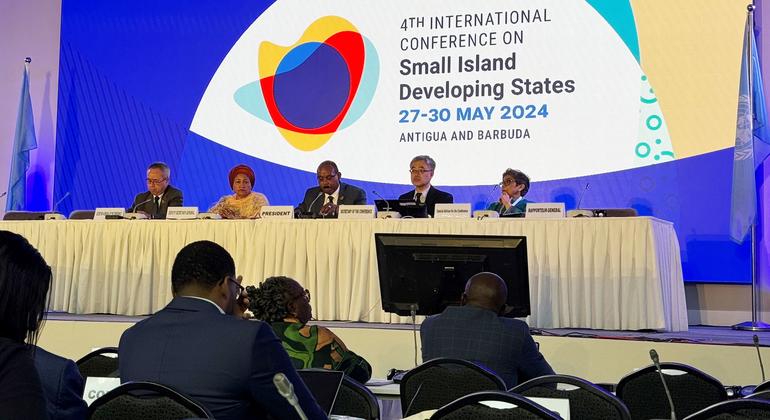 Deputy Secretary-General Amina Mohammed (second left) at the closing of the Fourth International Conference on Small Island States (SIDS4) in Antigua and Barbuda.