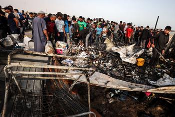 اس سال مئی میں اسرائیلی بمباری کا نشانہ بننے والی نقل مکانی پر مجبور بے گھر لوگوں کی ایک پناہ گاہ۔